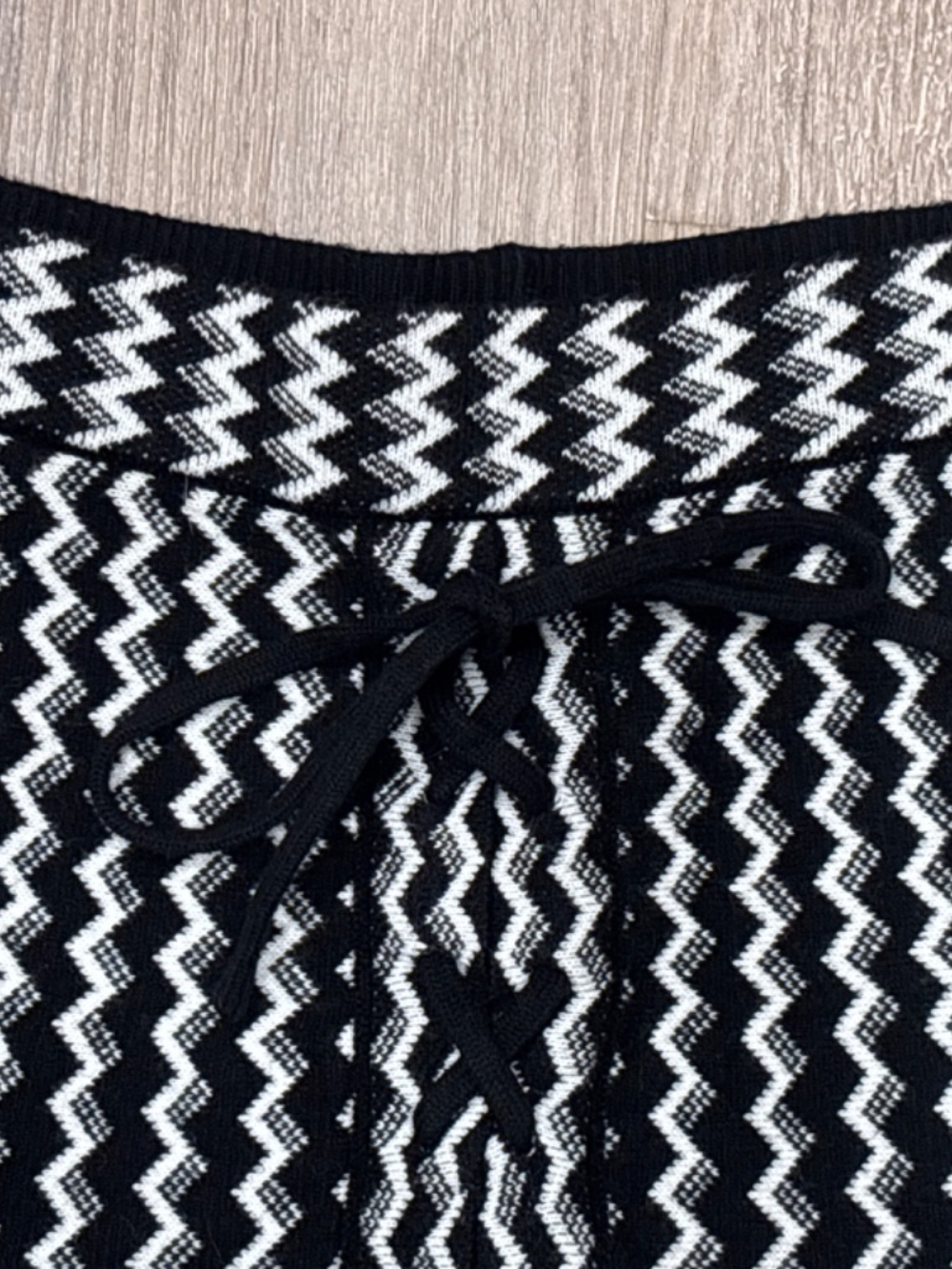 Candie's Black White Chevron Zig Zag Knit Mini Skirt Small Cotton Blend Tie - Picture 3 of 7